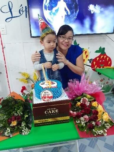 trẻ sinh nhật..jpg
